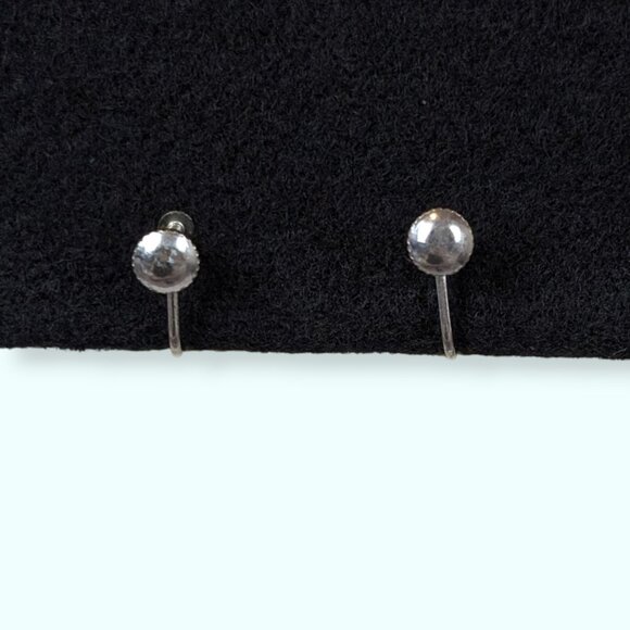 Vintage Off-White Molded Floral Earrings - Picture 5 of 6